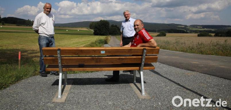 Der richtige Ort, um zu verweilen und die Aussicht auf den Steinwald zu genießen. Eine der zwei Bänke fand am neuen Radlweg zwischen Schadenreuth und Straßenschacht einen Platz. Mit auf dem Bild (von links) Zweiter Vorsitzender Franz Bauer jun., Bürgermeister Johannes Reger und Vorsitzender Andreas Wittmann. Bild: njn