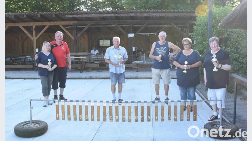 Die Sieger beim Blattlschießen der Schnaittenbacher Eisstockschützen auf der Kunstbahn am Naturerlebnisbad erhielten Pokale (von links): Conny Kausler, Vorsitzender Martin Kausler, Alfred Hermann, Herbert Neydert, Birgit Kindzorra und Elisabeth Menzel. Horst Zetzelmann fehlt auf dem Bild. Bild: nag