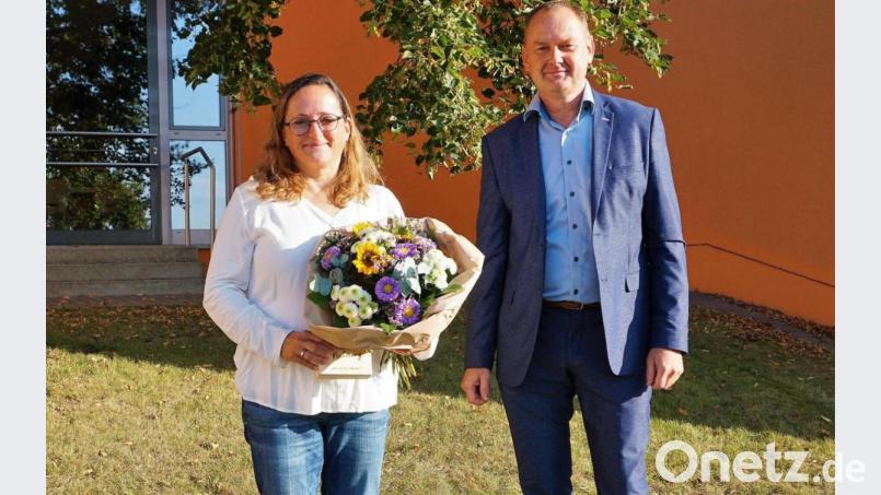 Bürgermeister Erich Meidinger heißt die neue Schulleiterin in Ebermannsdorf, Ulrike Erlbacher, willkommen. Bild: wec