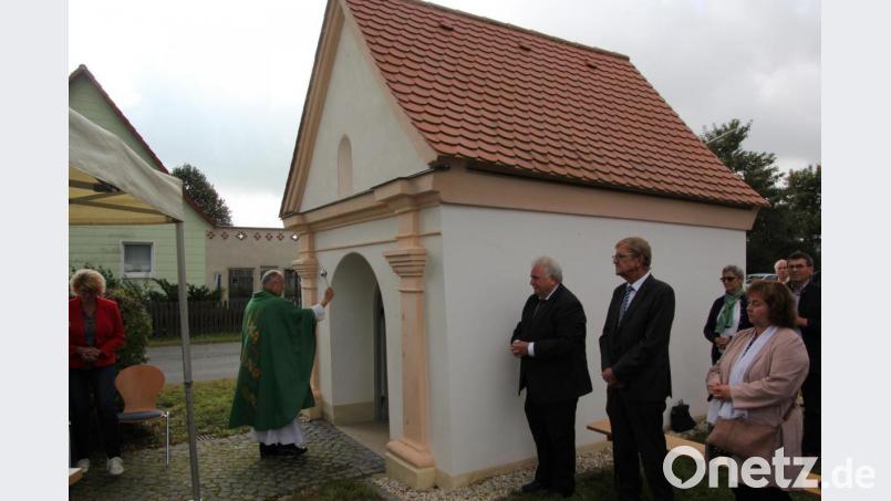 Stadtpfarrer Georg Flierl segnete die renovierte Pfarrkapelle. Bild: kro