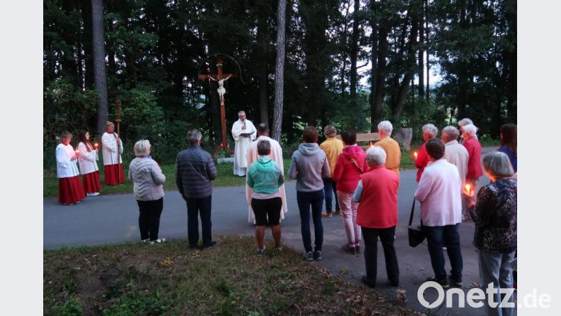 Seit einigen Jahren ist die Lichterprozession zum Drechselberger Kreuz ein Bestandteil der Vilsecker Bergfestwoche. Bild: rha