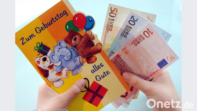 Die Polizei Auerbach weist darauf hin, dass grundsätzlich kein Bargeld per Post versandt werden sollte. Symbolbild: Uwe Zucchi/dpa