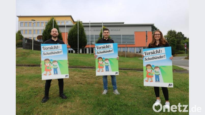 Mit Plakaten macht die Junge Union auf den Schulbeginn und die Schüler, die nun wieder rauf den Straßen unterwegs sind, aufmerksam. Bild: Philipp Troppmann/exb