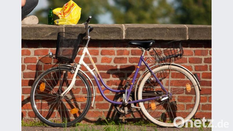 Ein Blaulicht leuchtet auf dem Dach einer Polizeistreife. Foto: Lino Mirgeler/dpa/Symbolbild Symbolbild: Lino Mirgeler