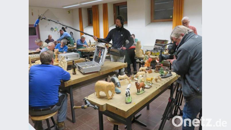 Am heutigen Donnerstag eröffnen die Grafenwöhrer Schnitzer die Saison. In der Folge treffen sie sich jeden Donnerstag ab 18 Uhr im Werkraum der Grund- und Mittelschule. Unser Bild entstand bei einem Besuch des Bayerischen Fernsehens vor zwei Jahren, als die Mitglieder der Schnitzergemeinschaft vor laufender Kamera ihre Schnitzkünste demonstrierten. Archivbild: ow
