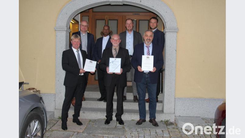 Georg Köppl (vorne Zweiter von links) wurde zum Altbürgermeister ernannt. Geehrt wurden auch Markus Schiesl (vorne links) und Reinhold Dirschwigl (vorne rechts). Bild: ral