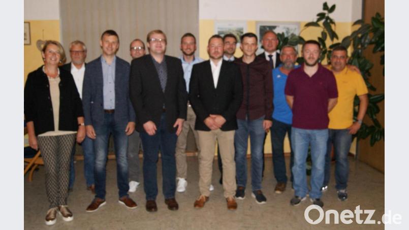 Mit seinen Vertretern Johannes Wittmann (Dritter von links) und Harald Gößl (Siebter von links) und neu gewähltem Vorstand geht Vorsitzender Christoph Müller (Fünfter von links.) die nächsten zwei Jahre an. Bild: knh