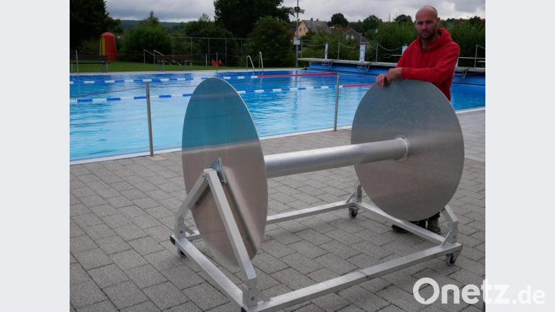 Bademeister Gerald Riederer bereitete am Sonntagvormittag die Entfernung der Wettkampfabtrennungen im Schwimmerbecken vor, die wegen der Abstandsregelungen die ganze Saison über eingehängt bleiben mussten. Bild: hmr