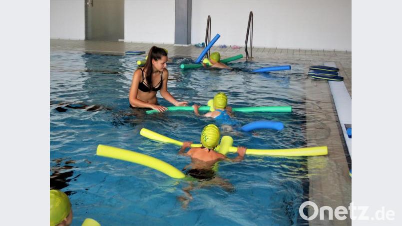 Und immer schön hinter dem Vordermann bleiben: Katja Mauersberger zeigt den Kindern, wie sie sich über Wasser halten können. Bild: ubb