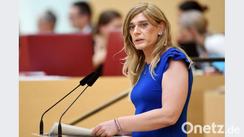 Tessa Ganserer spricht bei einer Plenarsitzung des Bayerischen Landtags. Die Grünen-Politikerin will in den Bundestag einziehen. Bild: Tobias Hase/dpa