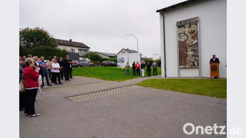 Bürgermeister Josef Beimler (rechts) freut sich über die gelungene Sanierung des ehemaligen Schwesternheims und den Erhalt des vom Waldthurner Künstler Hans Malzer erstellten Außenreliefs des Heiligen Josef. Bild: fvo