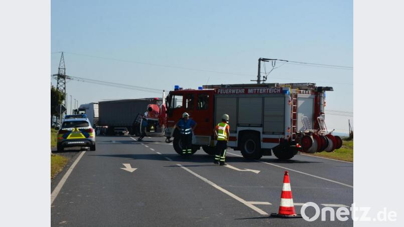 Ein Lkw-Fahrer hat bei Mitterteich wohl einen Motorradfahrer übersehen. Bild: jr