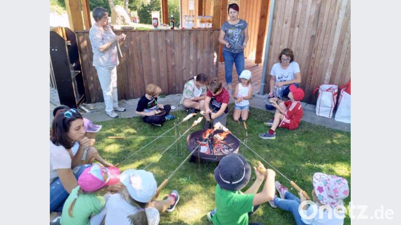 Vera Stahl (links) freut sich mit Irmgard Bótha, Steffi Mack und Monika Zeitler-Kals (hinten, von links) über den hervorragenden Zuspruch beim Ferienprogramm-Ausklang. Bild: fjo