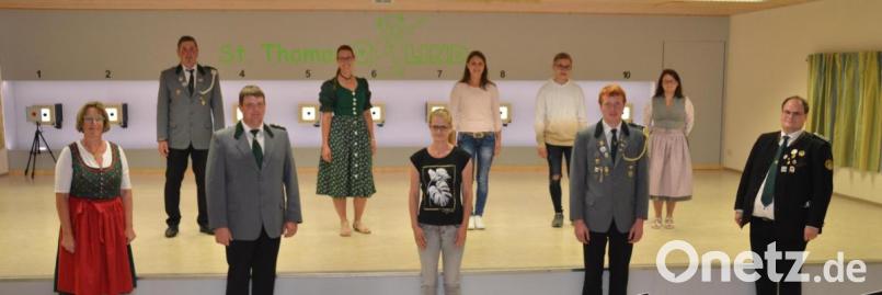 Schützenmeisterin Renate Kellner (links) befand sich ebenfalls unter den Geehrten. Gauschützenmeister Stefan Brandmiller (rechts) brachte auch Bezirksehrungen mit nach Oberlind. Außerdem sagte er die Patenschaftsübernahme der Gebhardsreuther Schützen für das 50-jährige Gründungsjubiläum zu. Bild: doj