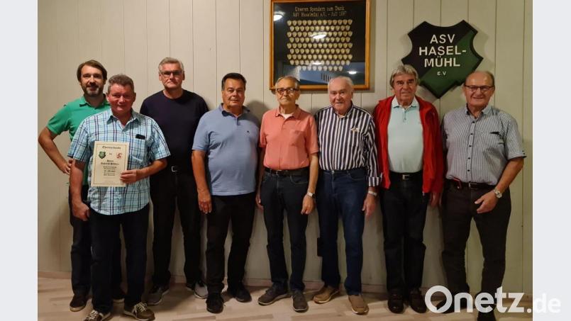 Der ASV Haselmühl ehrt seine Mitglieder (von links): Thorsten Kraft, Andreas Söldner, Siegfried Jobst, Peter Meier, 
Adolf Dotzler, Hans Meiler, Gernot Stark, 3. Bürgermeister Hubert Blödt. Bild: pme