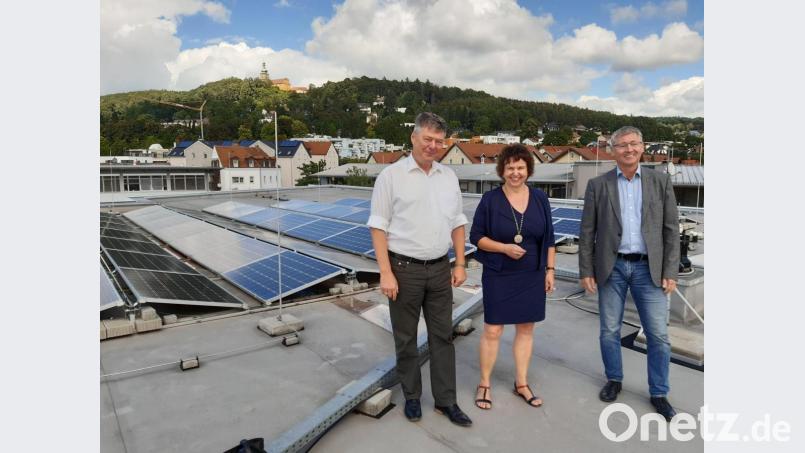 Geschäftsführer Karlheinz Brandelik informierte Susanne Witt und Franz Badura von der ÖDP über die PV-Anlage auf dem Dach der Gewerbebau. Bild: Alexander Seitz/exb
