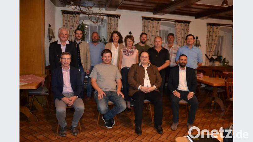 Der CSU-Ortsverband Moosbach hat eine neue Führung. Neue Vorsitzende sind Stefan Brandmiller (vorne, Zweiter von rechts), Armin Bulenda (vorne, rechts), Christoph Baier (vorne, Zweiter von links) und Sandro Stefinger (nicht auf dem Bild). Bild: gi