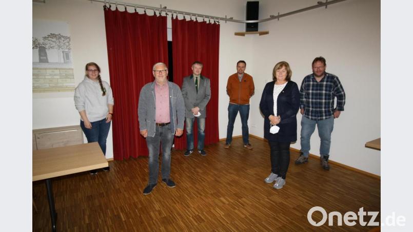 Neue Jugendleiterin bei den Zessauer Schützen ist Magdalena Wittmann (links), neuer zweiter Schützenmeister Hubert Wittmann (rechts). Für langjährige Mitgliedschaft ehrt Schützenmeister Roland Hösl (Dritter von links) Peter Ackermann, Tobias Lober und Margitta Landgraf (Zweiter, Vierter und Fünfte von links). Bild: bjp