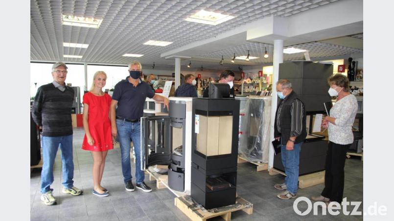 Heinrich Bayreuther, Isabell Bayreuther, Stefan Bayreuther (von links) freuten sich über das rege Interesse an den Kamonofen-Tagen. Bild: kro