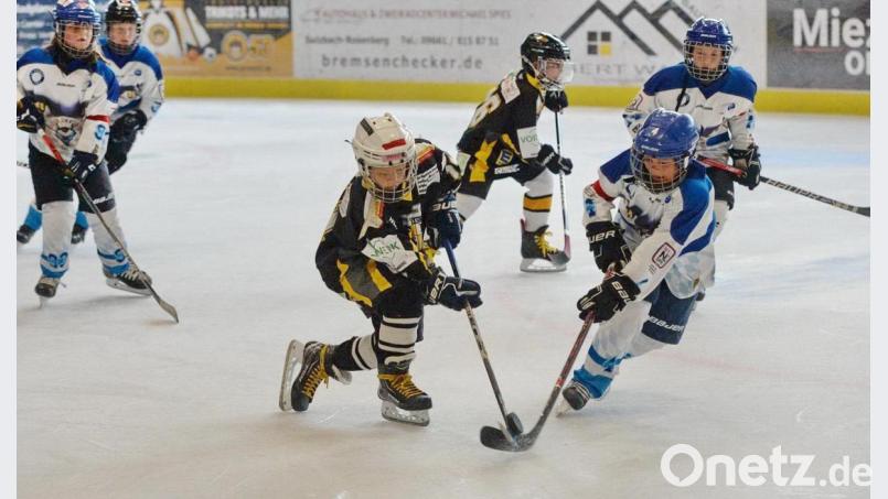 Die U11 des ERSC Amberg, hier im Spiel gegen den EV Weiden, war am Wochenende beim eigenen ausgerichteten Barmer-Cup stark gefordert. Bild: brü