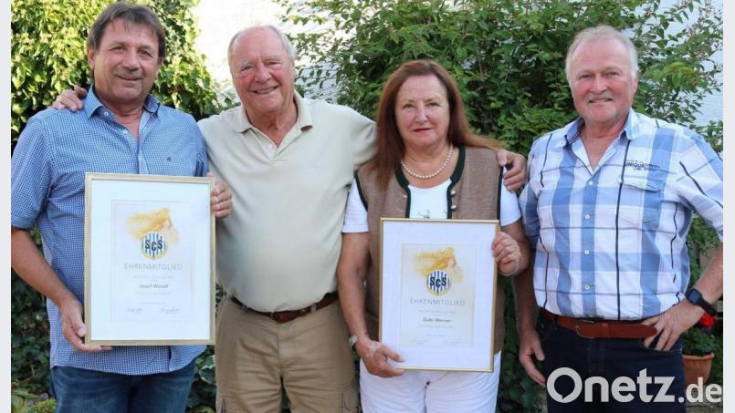 Ehrenvorsitzender Alwin Werner (Zweiter von links) und Vorsitzender Rudi Pösl (rechts) gratulierten Gabi Werner und Sepp Wendl zur Ernennung zu Ehrenmitgliedern. Bild: mab