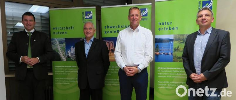 Thomas Ebeling, Alois Hagl, Christian Meyer und Manuel Lischka (von links) bilden den Vorstand des Vereins &quot;Partner für den Landkreis&quot;. Bild: Hirsch
