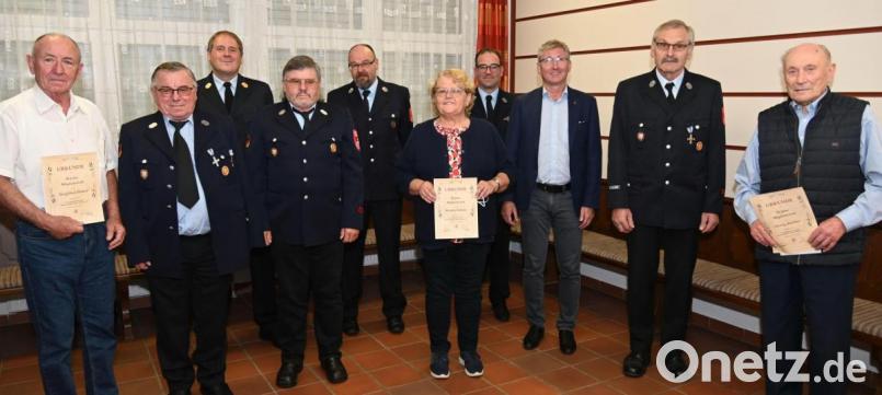 Langjährige Aktive und Vereinsmitgliede hat die Feuerwehr Kramensölden geehrt (von links): Sigfried Dömel, Hubert Paa, Stadtbrandrat Philipp Seegerer, Gerhard Paa, Vereinsvorsitzender Jürgen Wamser, Renate Sekura, 2. Kommandant Volker Weiß, Bürgermeister Franz Badura, Georg Strobl und Georg Biehler. Bild: gf