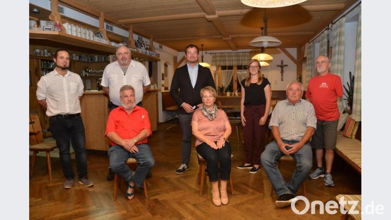 Bei der Jahreshauptversammlung werden auch langjährige Mitglieder ausgezeichnet. Sigurd Passow (sitzend, links) gehört beispielsweise seit 40 Jahren zur sozialdemokratischen Partei. Bild: doj