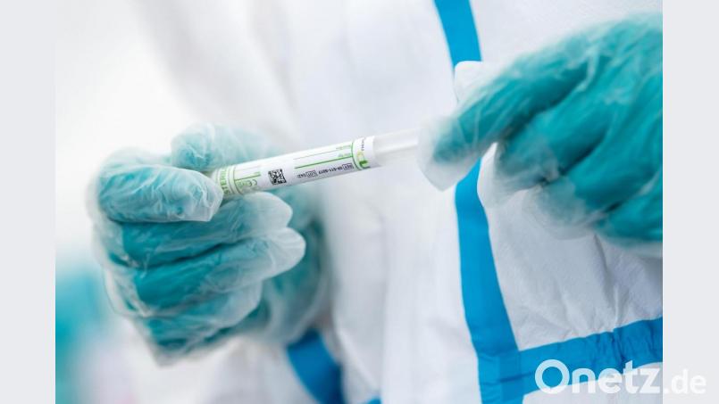 Ein medizinischer Mitarbeiter hält ein Corona-Teströhrchen in den Händen. Symbolbild: Sven Hoppe/dpa