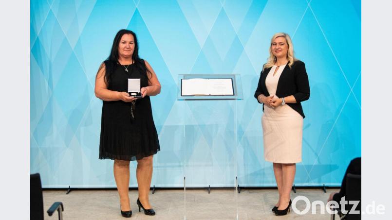 Inge Iberl (links) aus Seugast wurde von Europaministerin Melanie Huml in München mit der Europa-Medaille ausgezeichnet. Bild: Bayerische Staatskanzlei/exb
