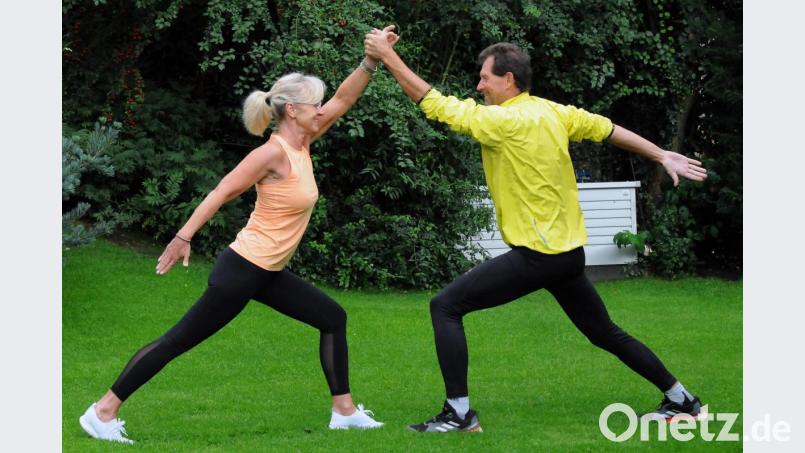 Luitgard Merkl und Peter Schuller machen eine Partner-Übung fürs Gleichgewicht. Die beiden hoffen, dass viele Sportsfreunde diesmal auch schon zum &quot;Vorprogramm&quot; des Walking Events in Kümmersbruck kommen: Merkl bietet dann eine kostenlose Rückentrainings-Einheit im Freien an. Bild: Stephan Huber