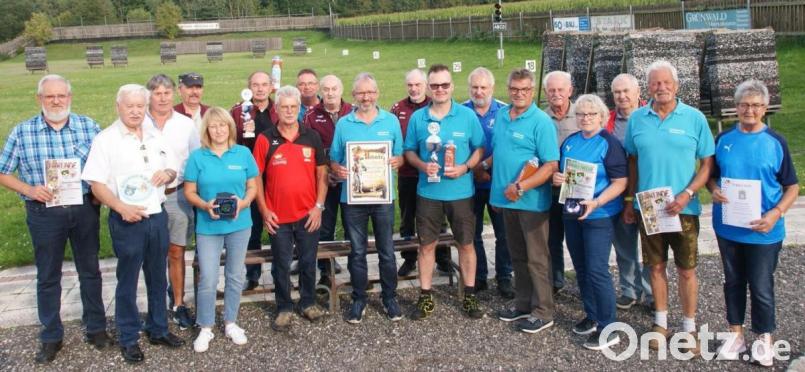Einige der Geehrten stellten sich dem Fotografen (von links): Georg Pickelmann, Waldemar Pirner, Ulrich Michl, Olaf Bracke, Anita Himmelhuber, Werner Schusser, Alfred Hertl, Gerd Kirschner, Wolfgang Nastoll, Erwin Himmelhuber, Heinrich Schell, Martin Donhauser, Herbnert Peteratzinger, Xaver Wolfsteiner, Hans Luber, Käthe Peteratzinger, Ernst Schlauch, Hein Rathenow, Edeltraud Müller Bild: dop