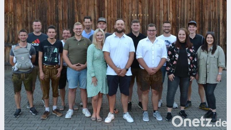 Der neue Vorstand des Kirwavereins Ammersricht (von links): Alexander Seitz, Florian Feldmann, Patrick Messer, Dominik Schanderl, Adalbert Nico Harrer, Christian Dütsch, Victoria Schmidtgall, Bastian Töpert, Patrick Lehmeier, Florian Göbl, Philipp Müller, Markus Schmidt, Franziska Mayer, Peter Netta und Theresa Schwab. Bild: ads