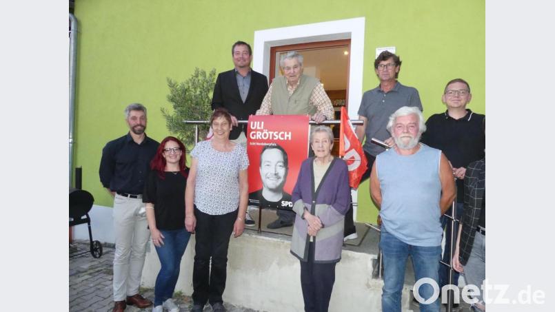 Der SPD-Ortsverein Eschenbach ehrt langjährige Mitglieder::(vorne, von links) Vorsitzender Thomas Ott und die neue Medienbeauftragte Romana Otto mit Margot Brosch, Ingrid Kallmünzer und Martin Vogl sowie (hinten, von links) MdB Uli Grötsch, Lorenz Zitzmann, Fritz Betzl und Gregor Forster. . Bild: rn