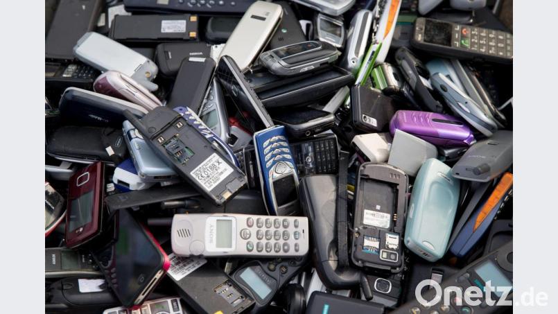 Insgesamt 124 Millionen Mobiltelefone sollen laut Schätzung der Deutschen Umwelthilfe ungenutzt in deutschen Haushalten liegen. Das sind insgesamt 2,9 Tonnen Gold, 30 Tonnen Silber, 1100 Tonnen Kupfer, die recycelt werden könnten. Symbolbild: Kay Nietfeld/dpa
