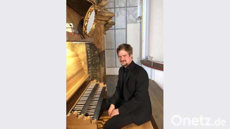 Prof. Martin Sturm an der Orgel der Schulkirche Amberg Bild: dok