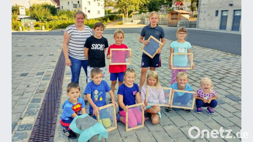 Organisatorin Kathrin Götzl (hinten links) mit den teilnehmenden Kindern. Bild: njn