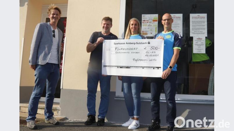 Von links Stefan Thar, Vorsitzender des Schlacken-Vereins, Marco Kind von der Selbsthilfegruppe krebskranker Kinder Amberg-Sulzbach sowie Simone Rossmann und Wolfgang Rossmann von Rossmann-Aktiv bei der Spendenübergabe. Bild: mfh