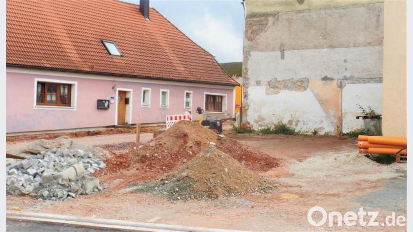 Zurzeit lagern noch Baumaterialien und Maschinenteile der Dorferneuerungsmaßnahme auf dem Gelände, wo bald die Anton Beer-Walbrunn Gedenkstätte entstehen soll. Bild: jml