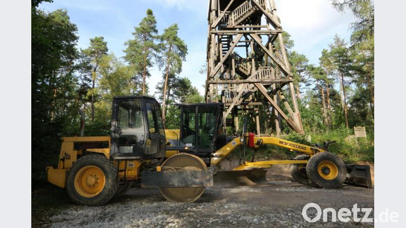 Mit schwerem Gerät ließen die Bayerischen Staatsforsten die Zufahrtswege zum Turm ertüchtigen und verstärken. Das Holzgerüst wird in Kürze abgerissen. Bild: Hirsch