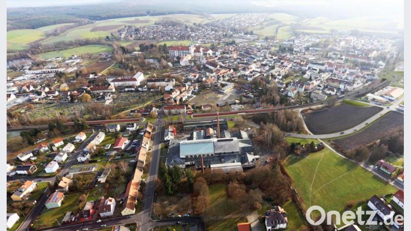 Für die neue Bundesstraße 299 in Waldsassen (im Bild die visualisierte Planung des Bauamts Amberg-Sulzbach) ist jetzt im Rathaus der Planfeststellungsbeschluss eingetroffen. Die Unterlagen können von 27. September bis 11. Oktober angesehen werden. Bild: Staatliches Bauamt Amberg-Sulzbach/exb