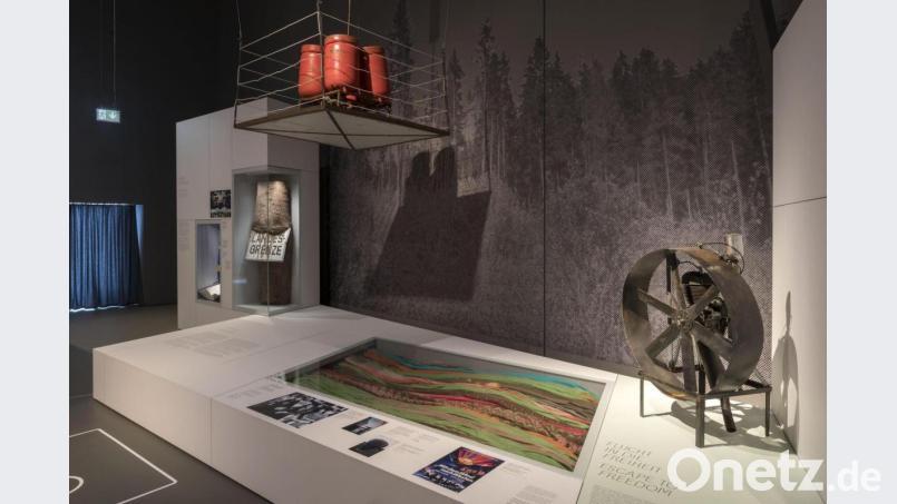 Die Hülle des Heißluftballons, mit dem 1979 zwei Familien aus der DDR in den Westen flüchteten, ist im Museum der Bayerischen Geschichte in Regensburg ausgestellt. Bild: Uwe Moosburger/dpa