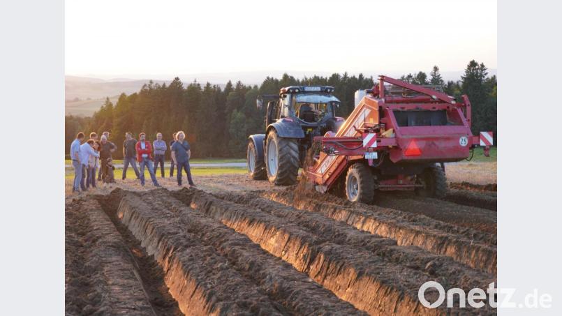 Georg Völkl aus Zeßmannsrieth führt seinen Separierer vor. Bild: fvo