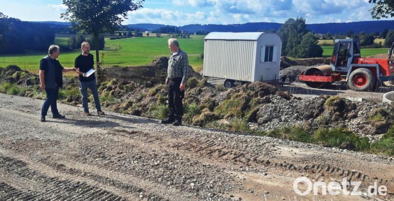 Der Ausbau der Nageler Straße hat begonnen. Immer wieder sind Gespräche aller Beteiligten nötig. Von links Bürgermeister Bernhard Schindler, Diplom-Ingenieur Harald Götz und Egid Schreyer von der ausführenden Firma. Bild: ld