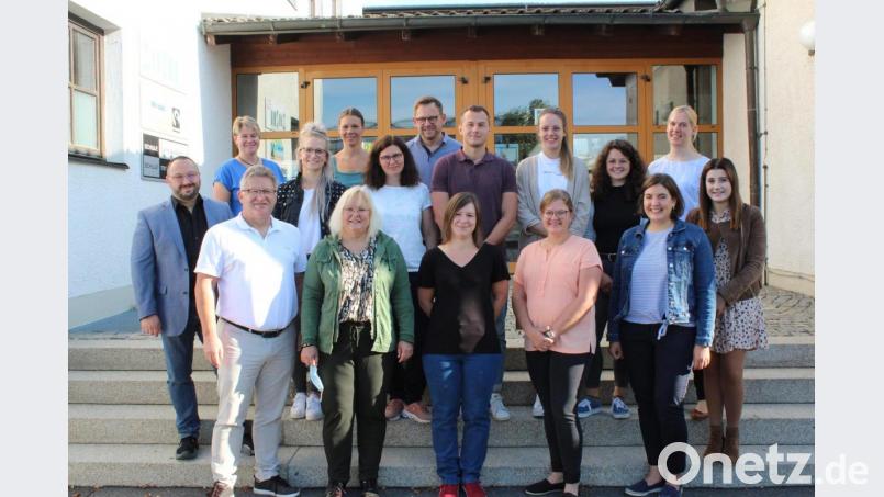 Konrektor Holger König, Realschuldirektor German Helgert und Konrektorin Sandra Hering (vorne von links) wünschten den neun neuen Lehrkräften, den drei Rückkehrern und den vier Betreuungslehrern zum Schulanfang alles Gute für ihren Unterricht an der Realschule Kemnath. Bild: jzk