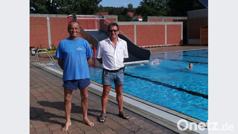 Zwei sympathische Beckenrand-Sheriffs: Bademeister Reinhard Klein (rechts) wird bei der Aufsicht von der örtlichen Wasserwacht unterstützt. Die meisten Stunden leistete hier Martin Markl (links) ab. Am ersten Schultag, am 14. September, gab es allerdings nicht viel zu tun. Bild: Portner