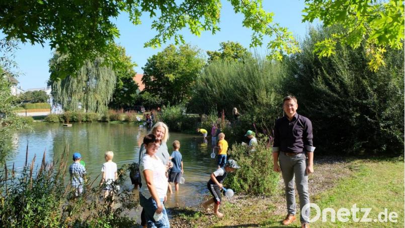 Betreuerin Sabine Bäumler, Rektorin Petra Ligensa und 3. Bürgermeister Markus Graf (von links) beobachteten begeistert das Treiben am Wasser. Die Organisatorin Melanie Sichelstiel (im Hintergrund) hatte wieder ein tolles Programm für die Kinder auf die Beine gestellt. Bild: Stefanie Gradl
