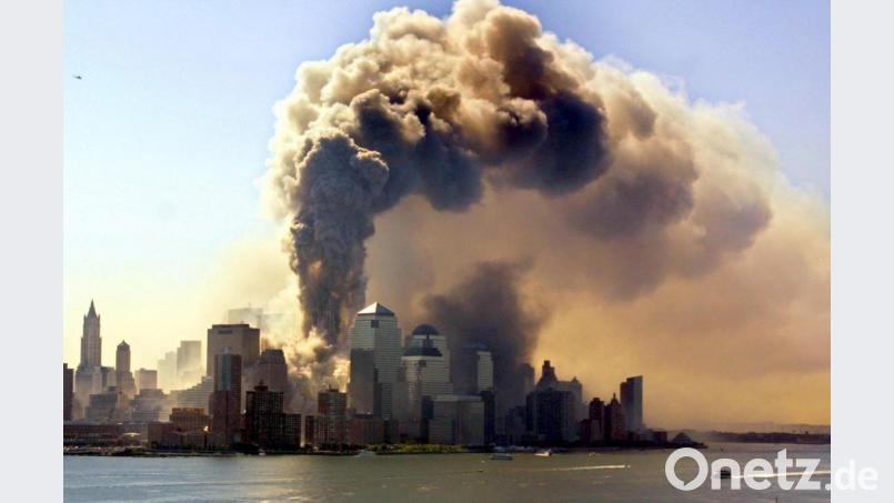 Das Archivbild vom 11. September 2001 zeigt die Südspitze von Manhatten mit den einstürzenden Türmen des World Trade Centers in New York, in die Terroristen zuvor zwei Verkehrsflugzeuge gelenkt hatten. Bei den Anschlägen kamen fast 3000 Menschen ums Leben. Archivbild: Hubert Boesl/dpa