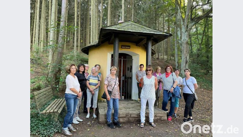 Der Frauenbund unternahm einen Waldspaziergang zum Meditieren. Bild: Rosenberg/exb