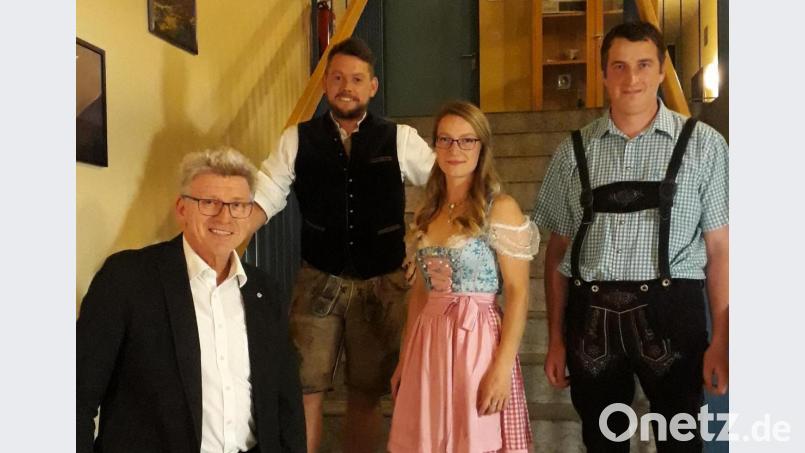 Die besten Absolventen des Bildungsprogrammes Landwirt waren (von rechts) Michael Schedl, Michelle Scharnagl und Michael Schraml. Ihnen gratulierte Behördenleiter Wolfgang Wenisch (links). Bild: AELF Tirschenreuth/exb